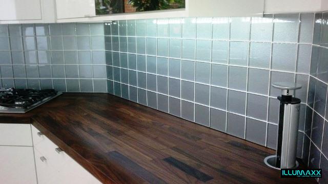 Výsuvná stolová zásuvka bílá s kabelem 2,0m - zásuvková lišta 3x230V + 2xUSB