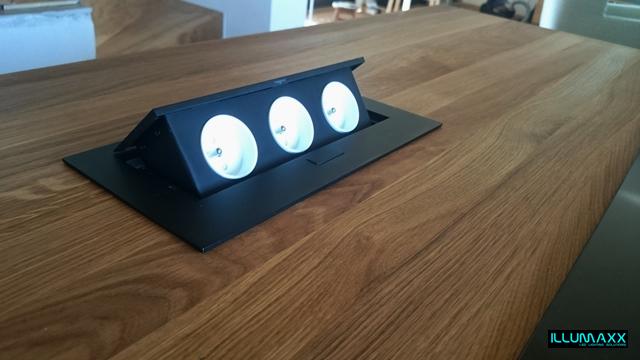 Výklopná elektrická zásuvka 3x230V vestavná černá s kabelem 1,5m