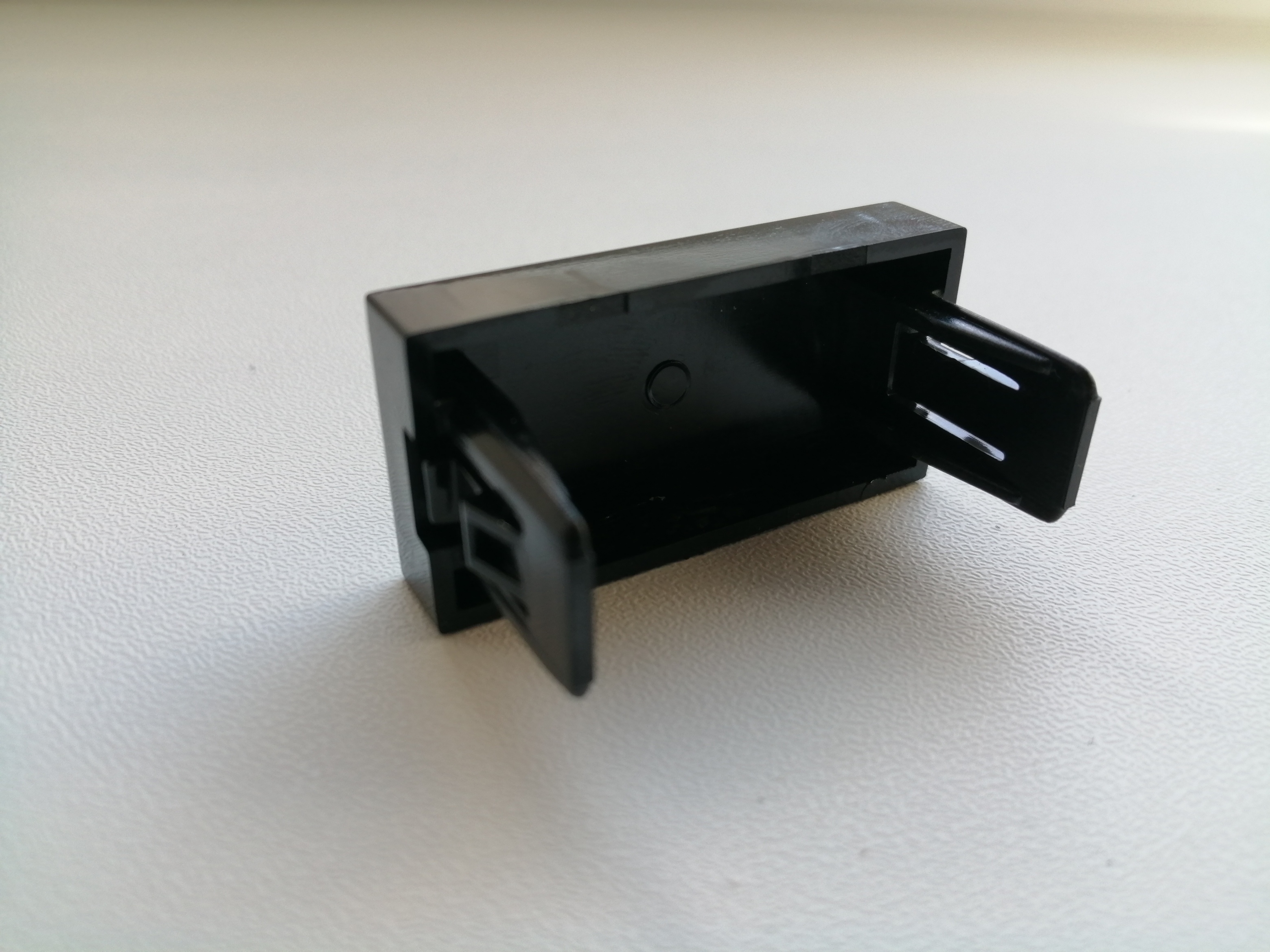 Výklopná elektrická vestavná zásuvka - MODULOVÝ SYSTÉM - modul ZÁSLEPKA bílá