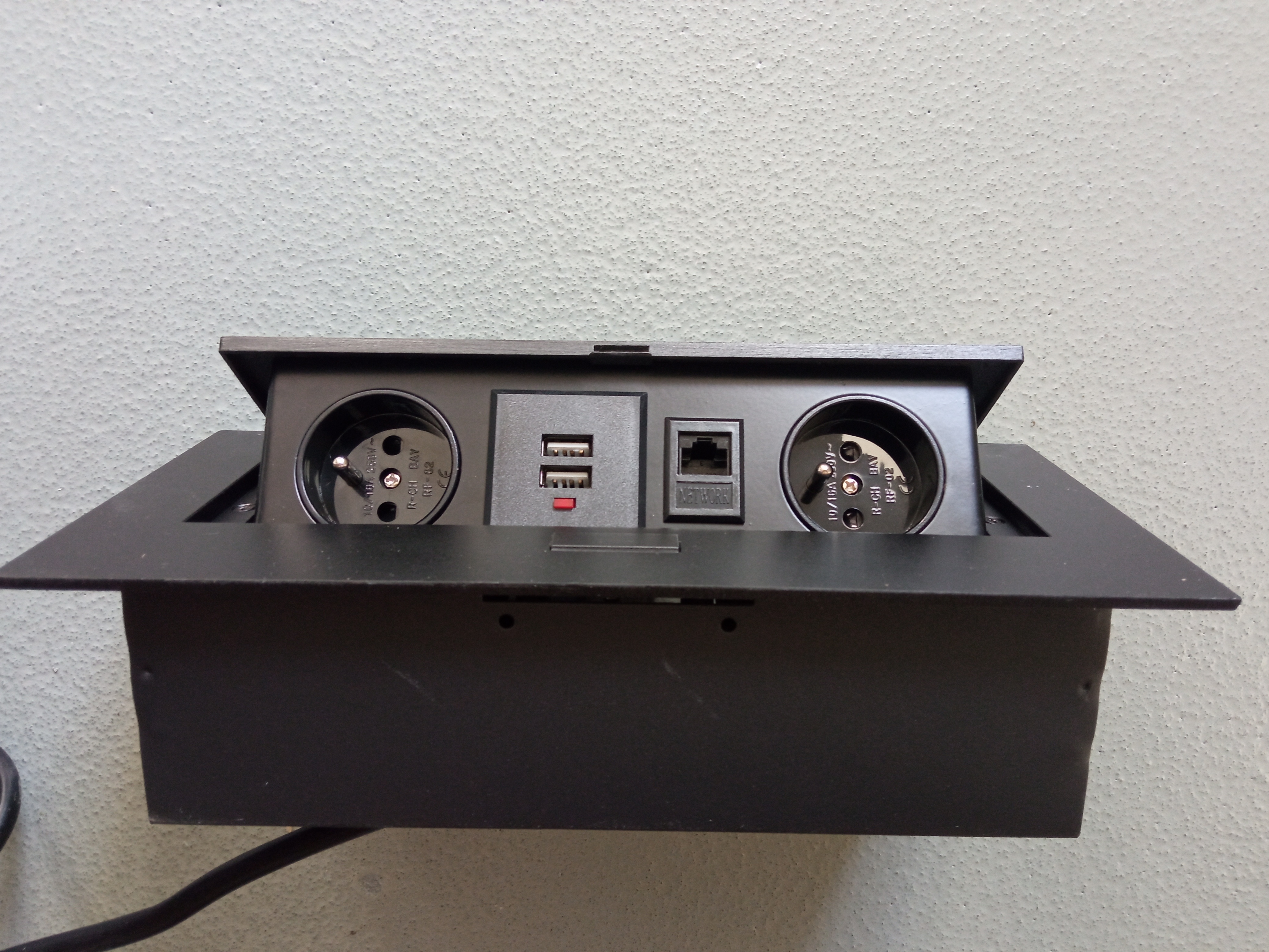 Výklopná elektrická zásuvka 2x230V + 2xUSB + 1xRJ45 vestavná černá s kabelem 2,0m