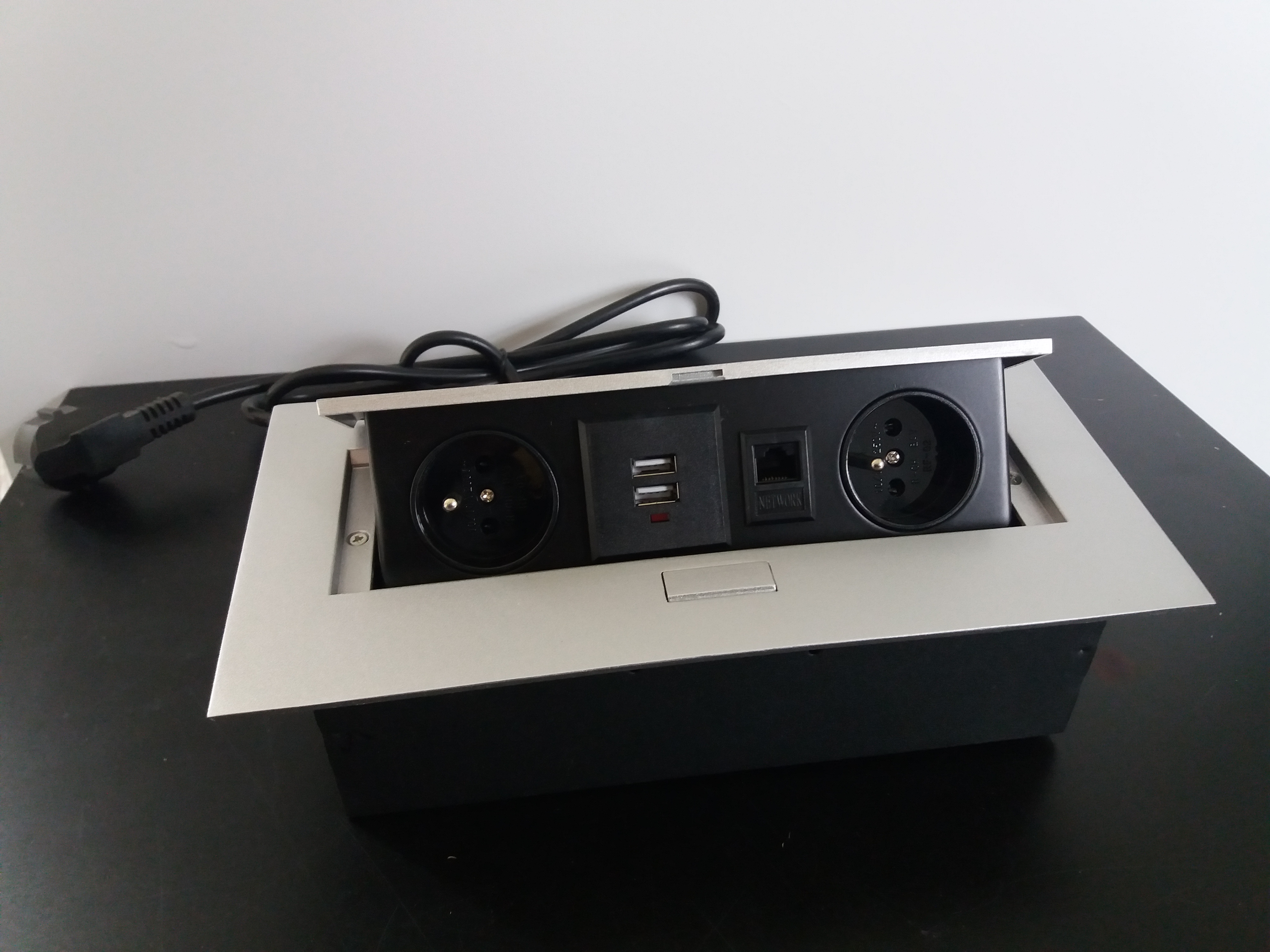 Výklopná elektrická zásuvka 2x230V + 2xUSB + 1xRJ45 vestavná stříbrná s kabelem 2,0m