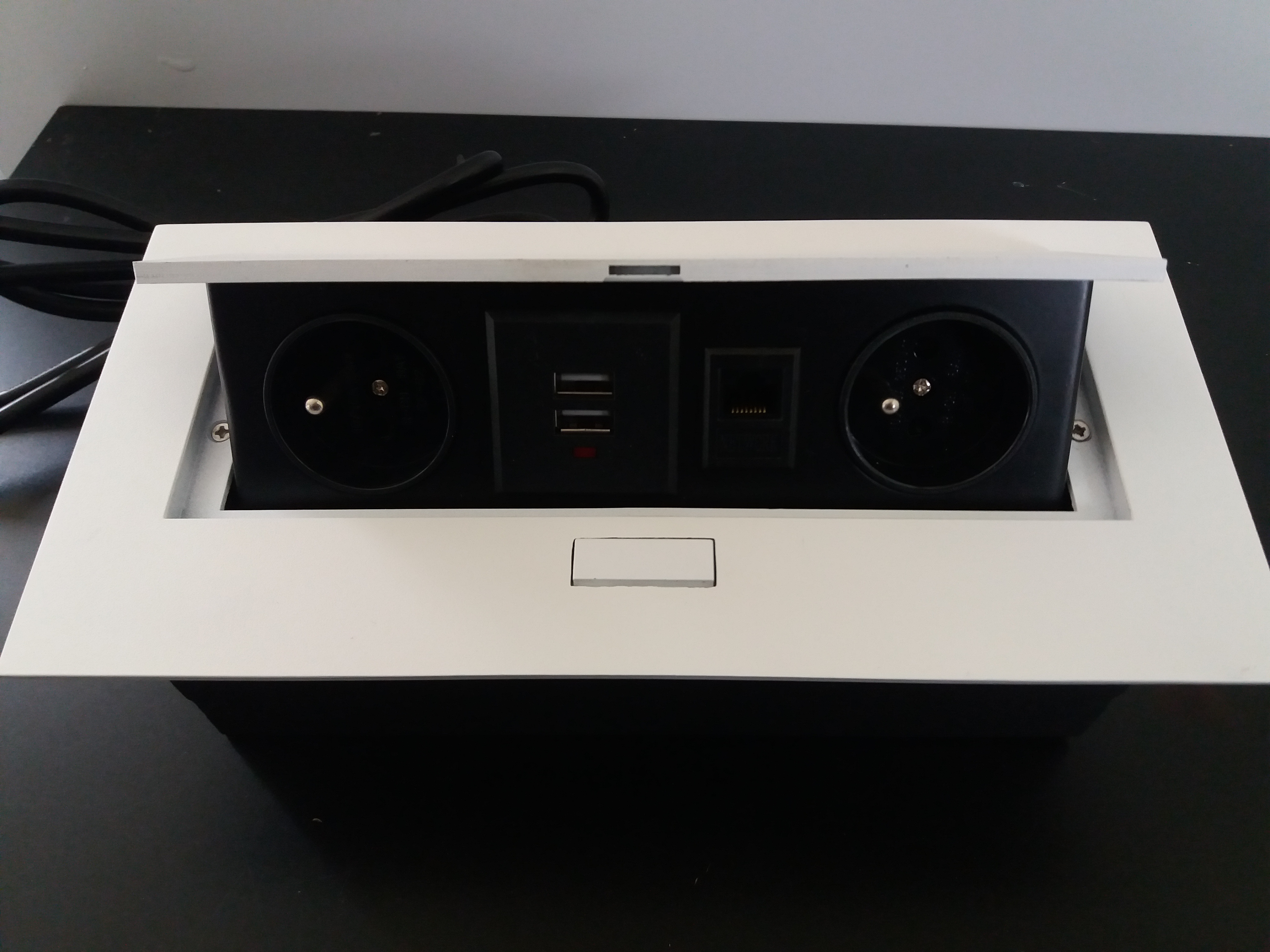 Výklopná elektrická zásuvka 2x230V + 2xUSB + 1xRJ45 vestavná bílá s kabelem 2,0m