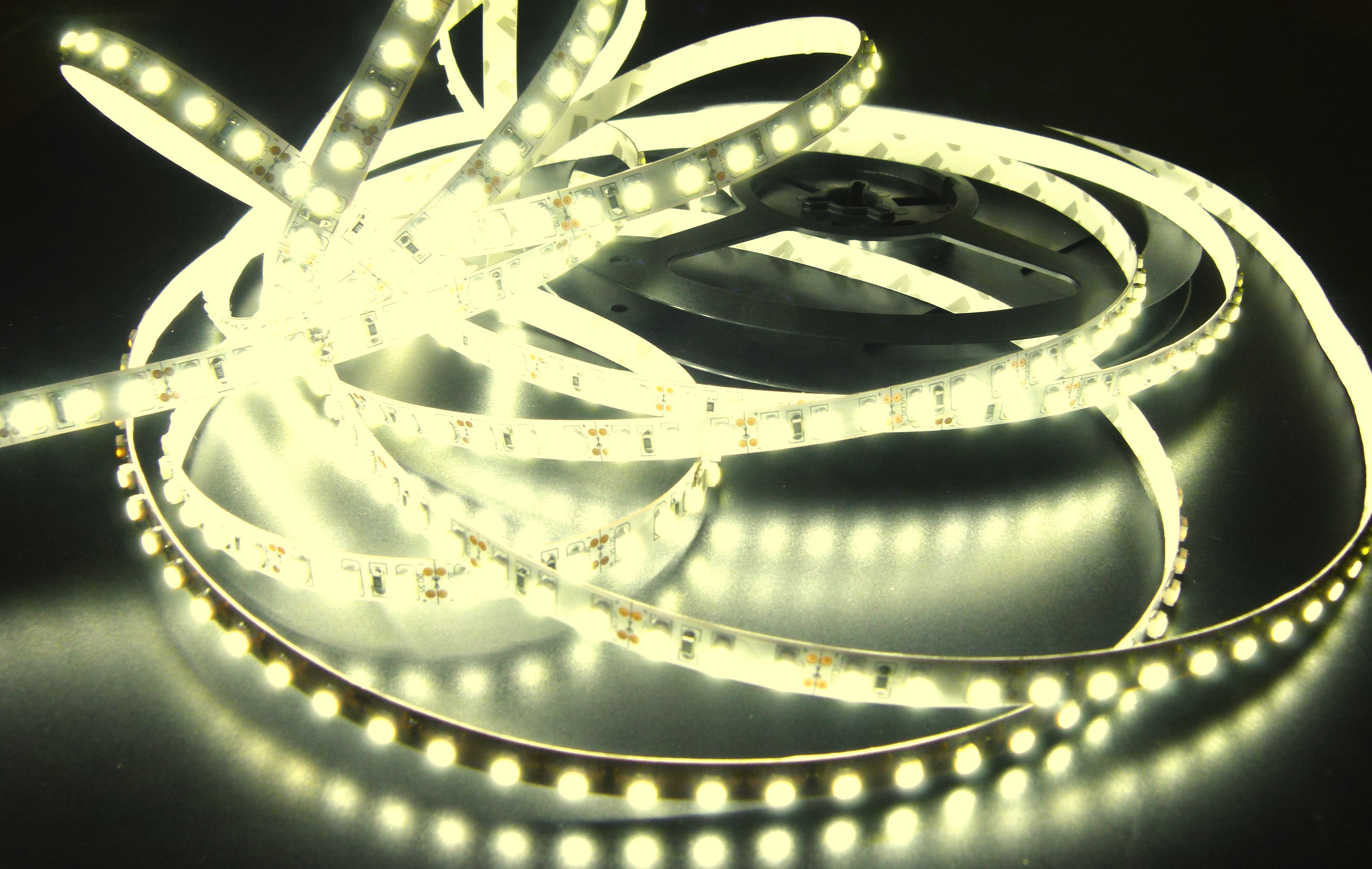LED pásek 1cm,SMD2835, 60xLED/m, 12W/m,barva teplá bílá,voděodolný IP65
