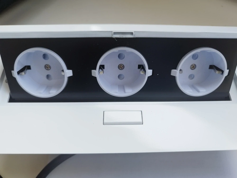 Výklopná elektrická zásuvka 3x230V vestavná bílá s kabelem, typ SCHUKO