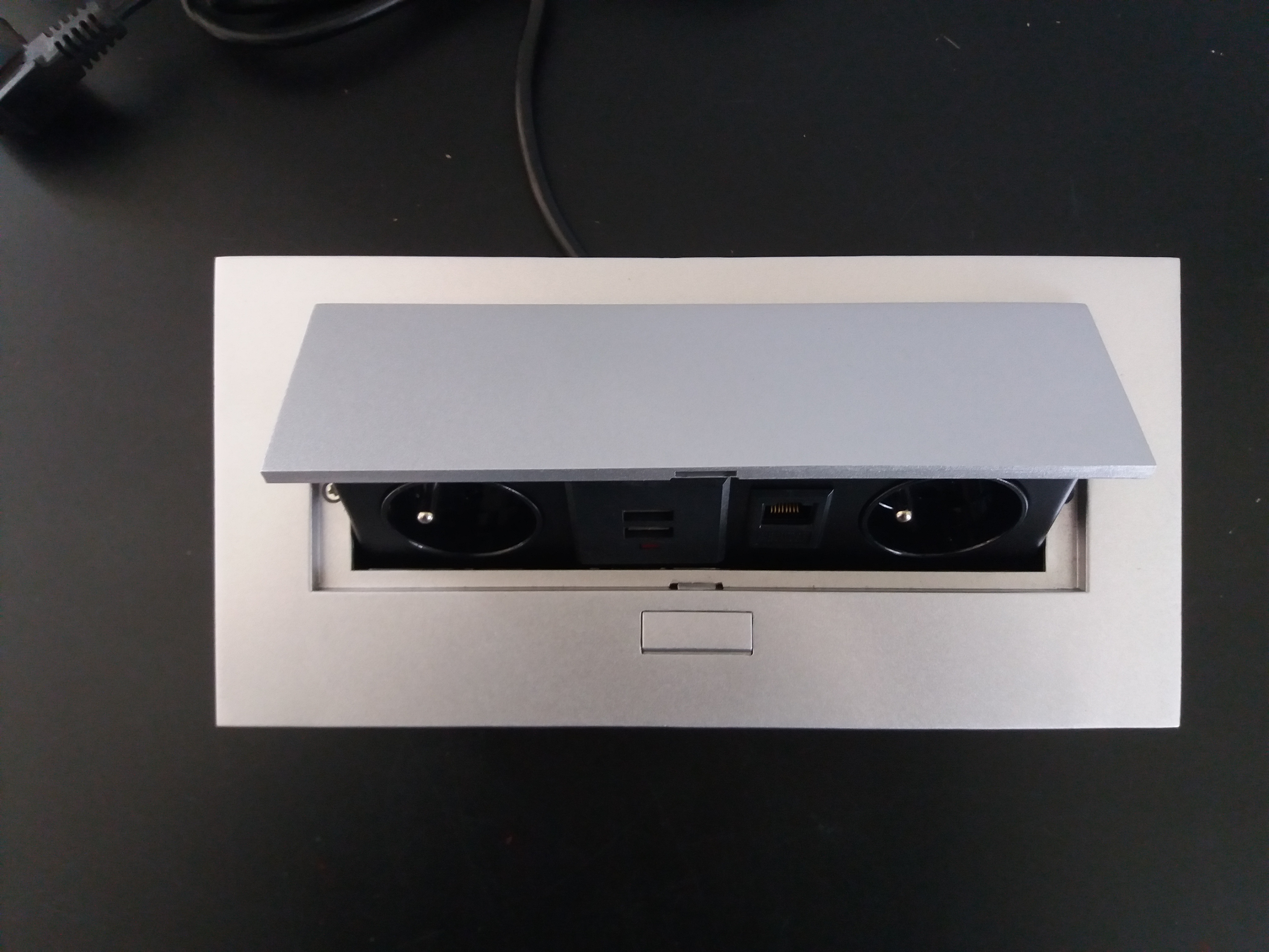Výklopná elektrická zásuvka 2x230V + 2xUSB + 1xRJ45 vestavná stříbrná s kabelem 2,0m
