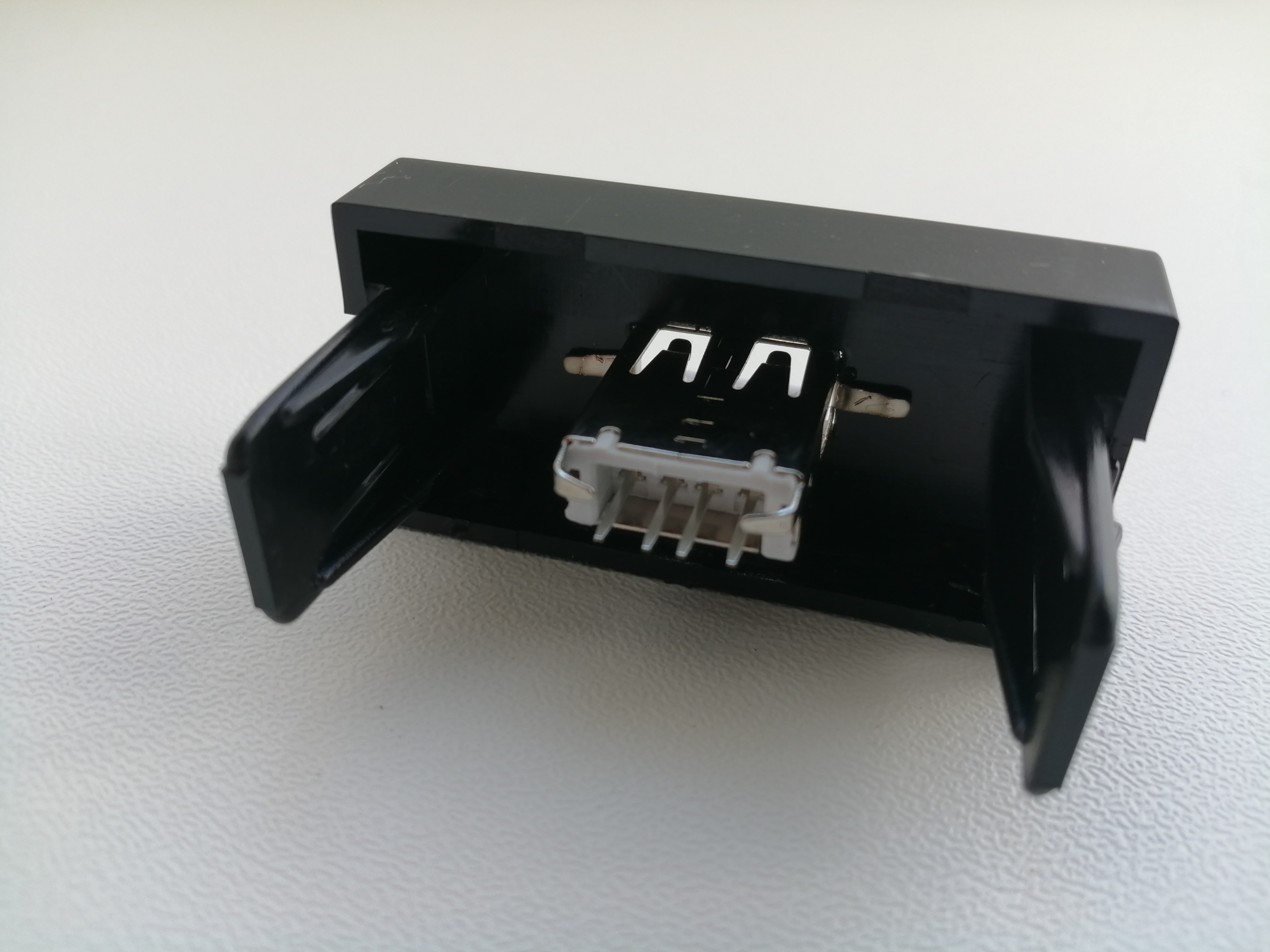 Výklopná elektrická vestavná zásuvka - MODULOVÝ SYSTÉM - modul USB DATA černý
