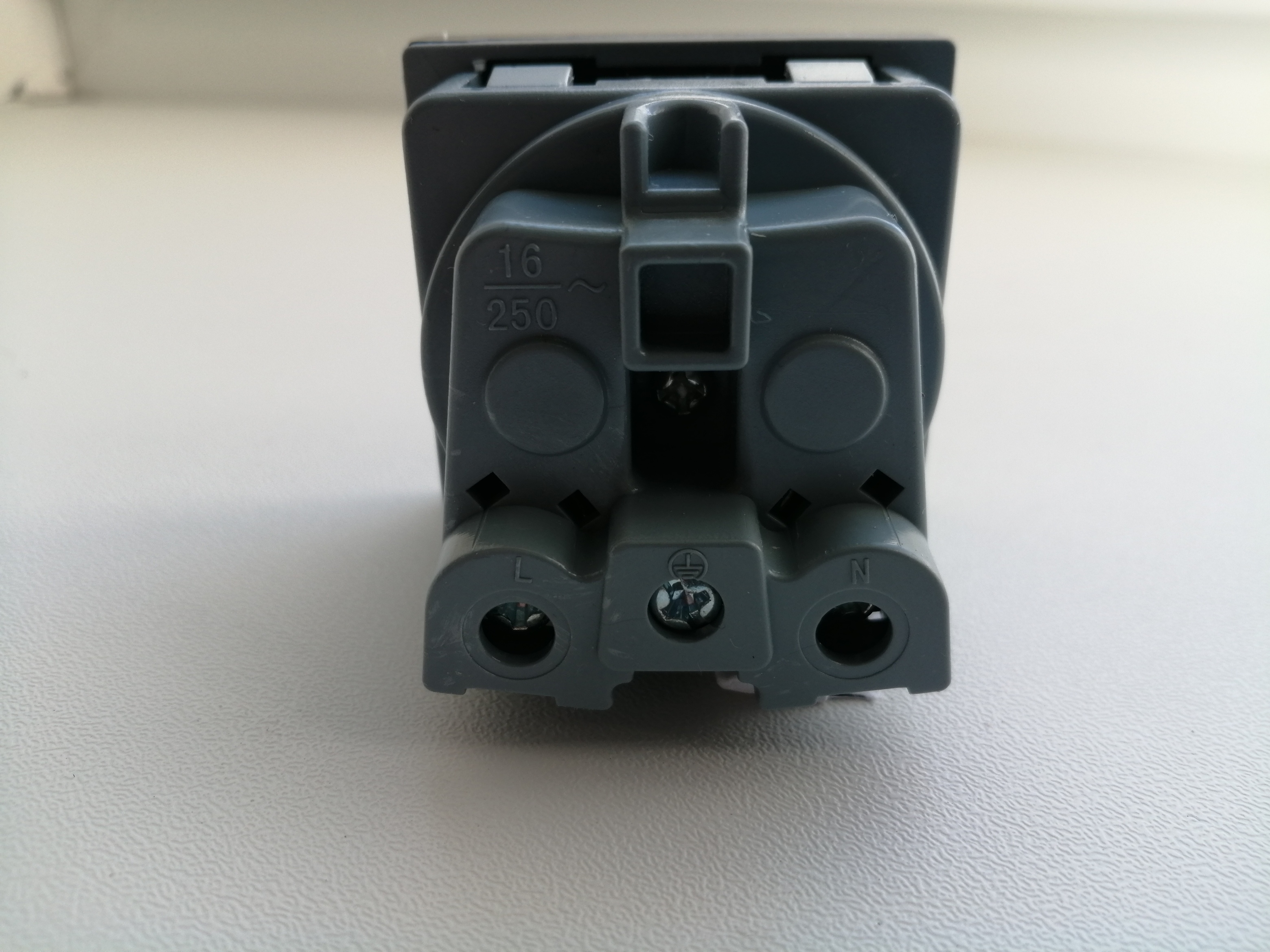 Výklopná elektrická vestavná zásuvka - MODULOVÝ SYSTÉM - modul 230V černý