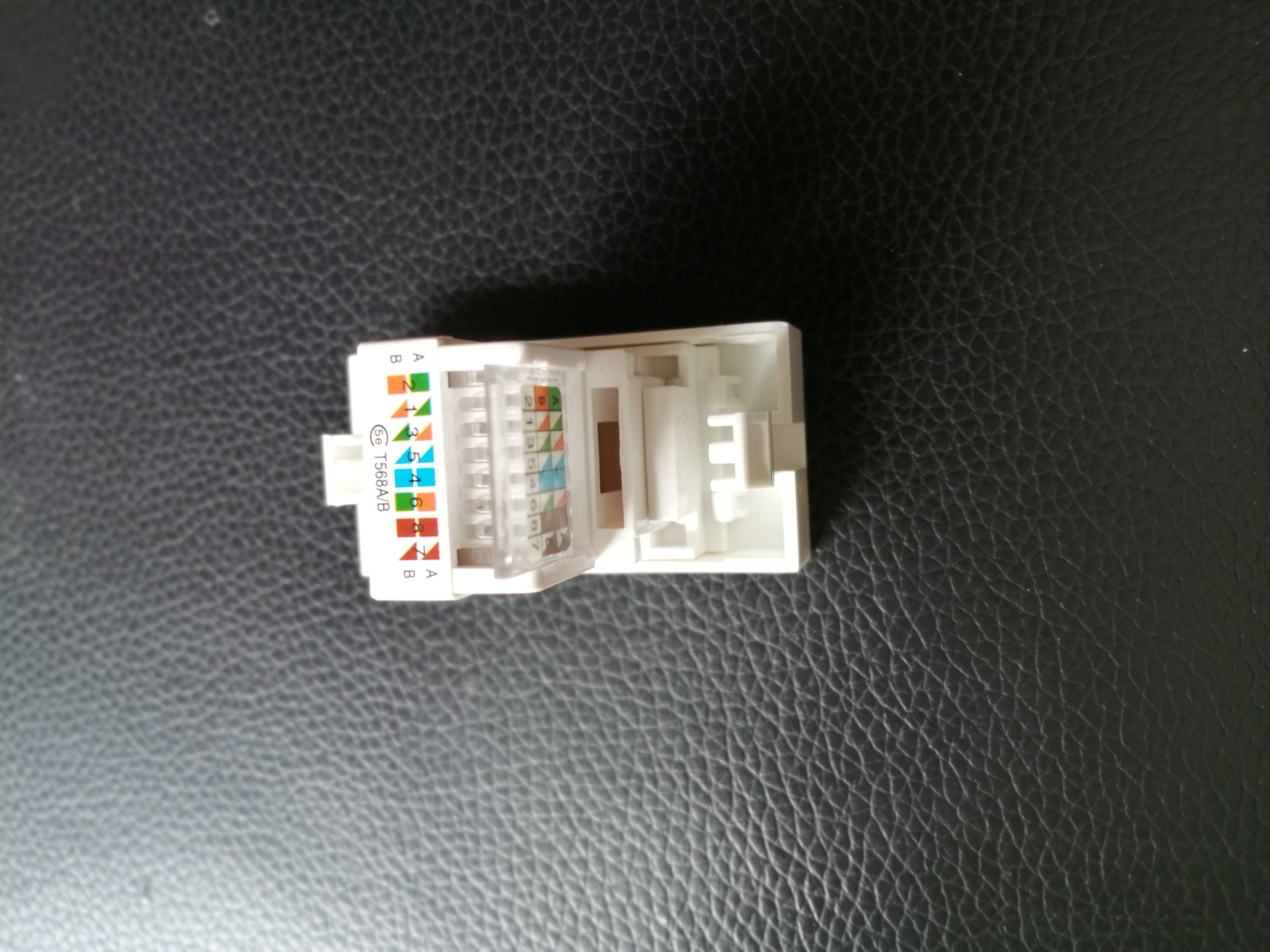 Výklopná elektrická vestavná zásuvka - MODULOVÝ SYSTÉM - modul 1xRJ45 černý