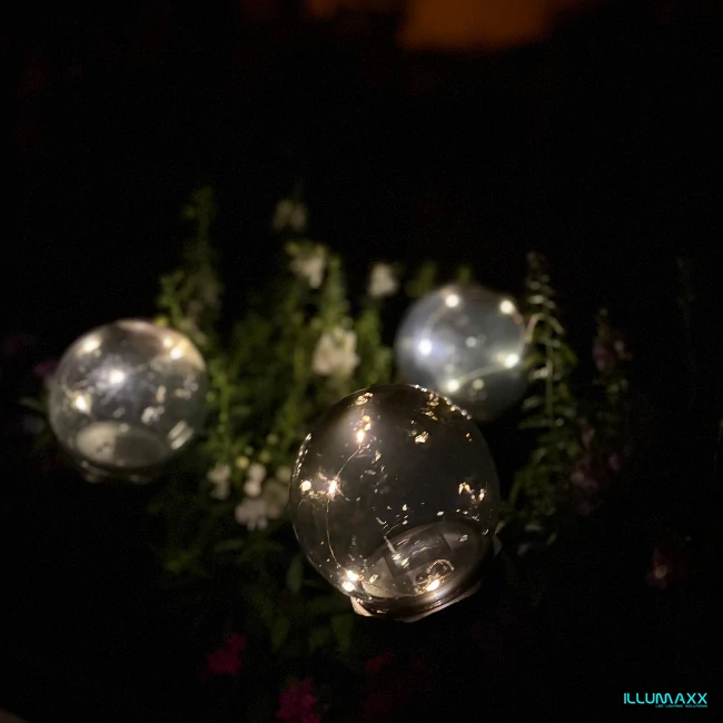 ILLUMAXX Solární LED zahradní koule 10 cm černá