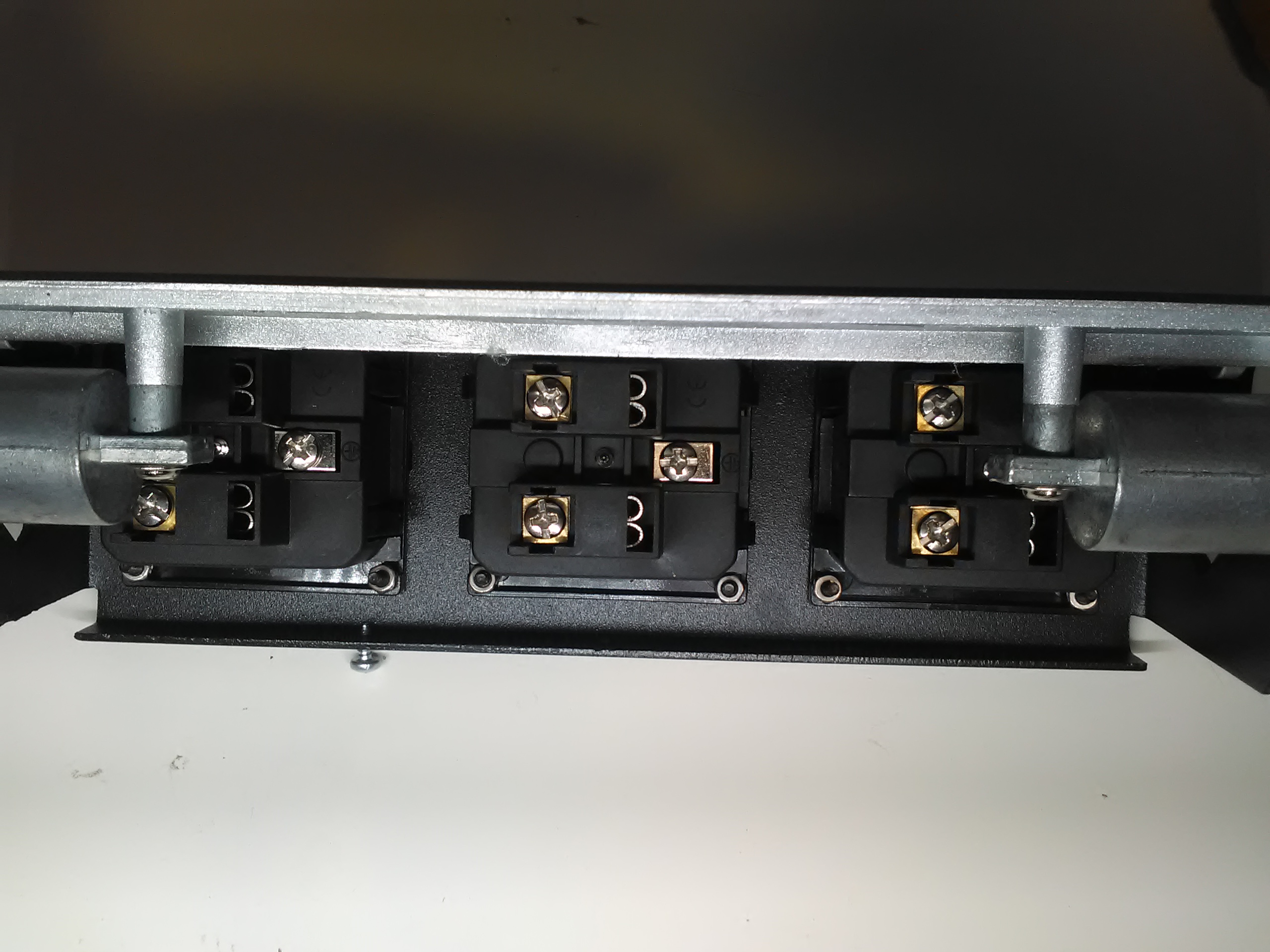 Výklopná elektrická zásuvka 2x230V+2xUSB vestavná stříbrná, oblé hrany