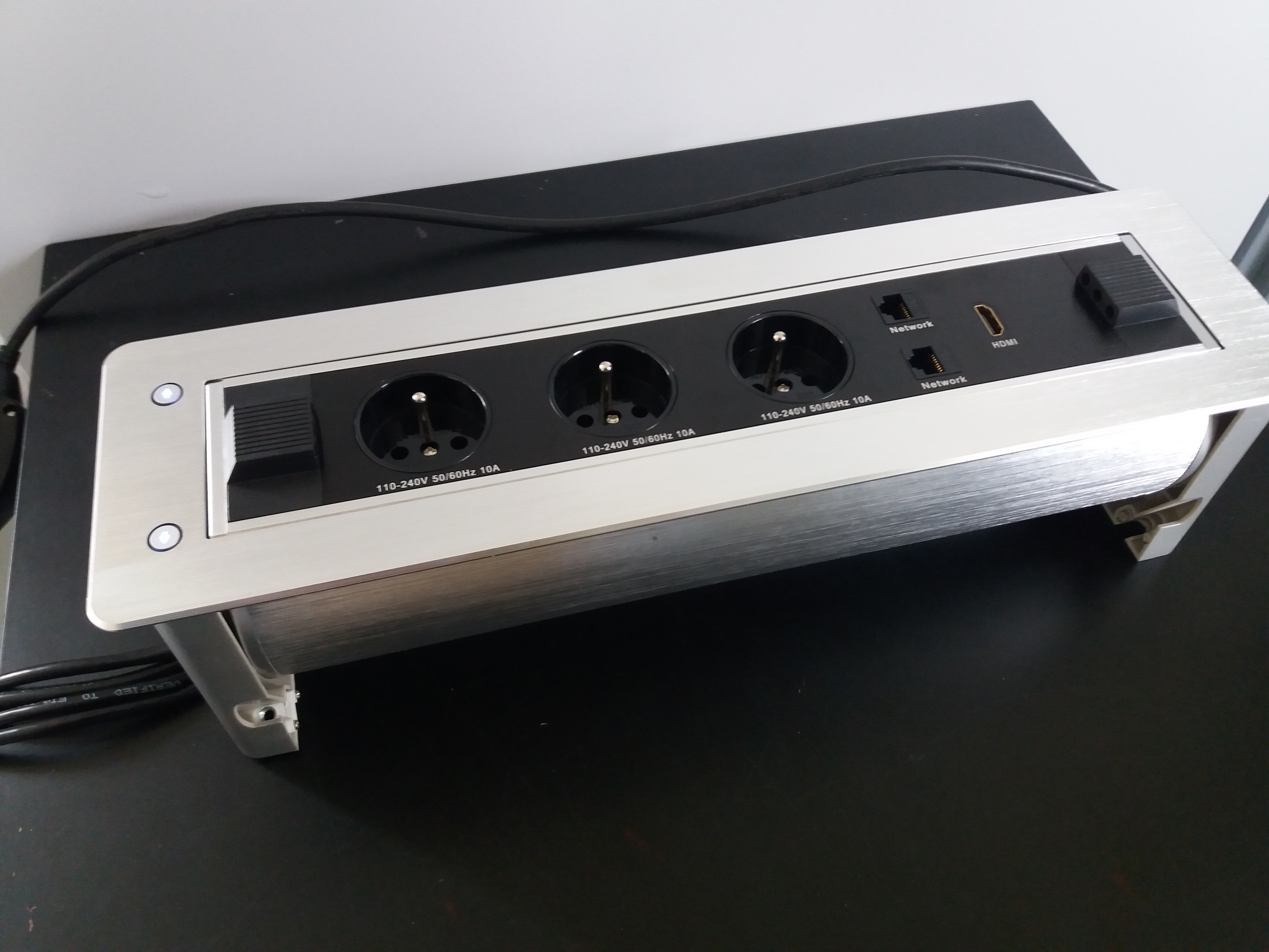 Elektrická zásuvka 3x230V+2xRJ45+1x HDMI vestavná. broušený nerez, oblé hrany s kabelem