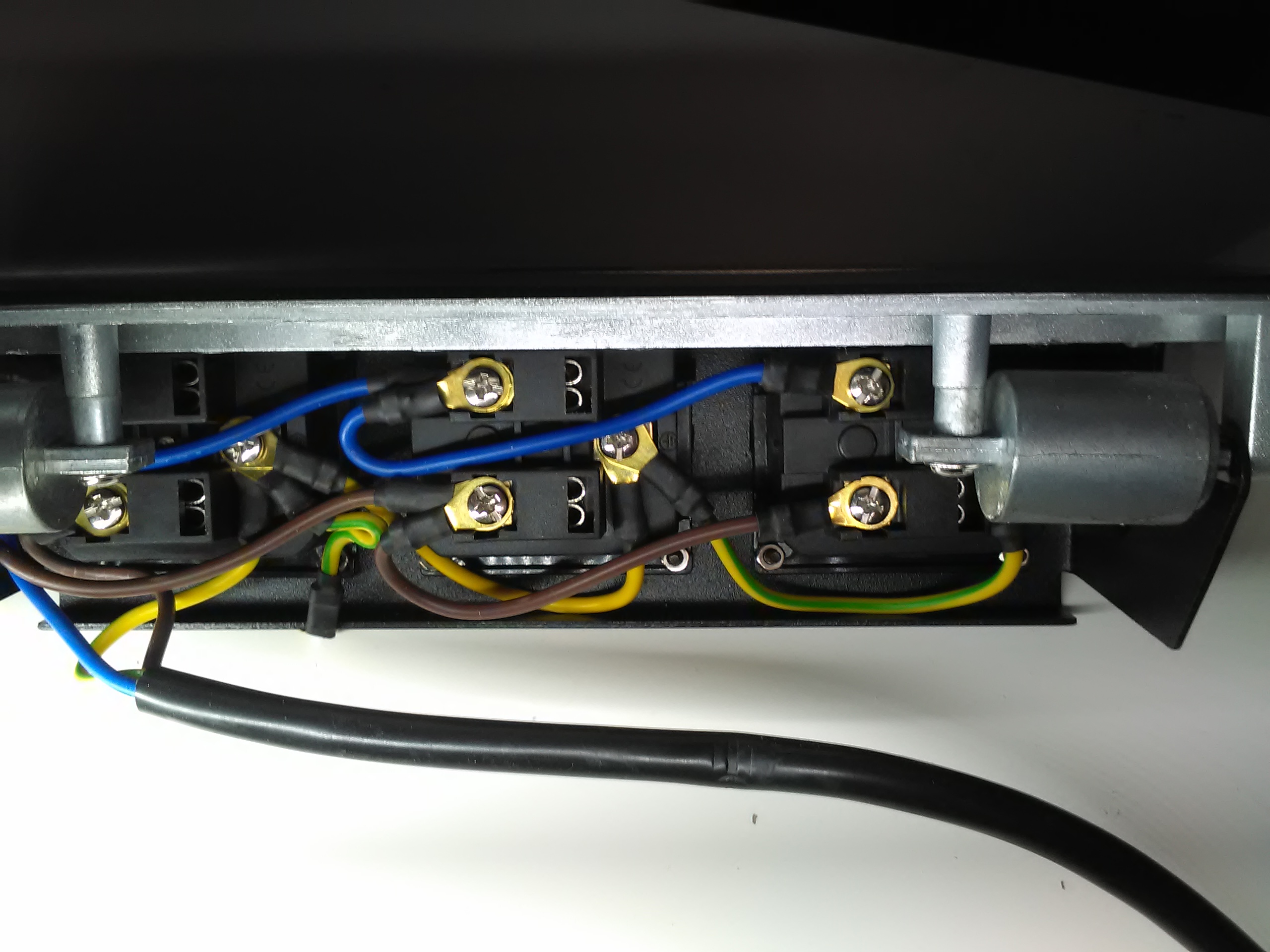 Výklopná elektrická zásuvka 2x230V+1xUSB-A + 1x UBC-C, vestavná stříbrná, oblé hrany s kabelem 2,0m