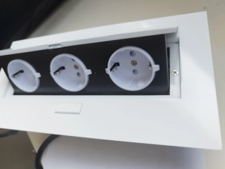 Výklopná elektrická zásuvka 3x230V vestavná bílá s kabelem, typ SCHUKO